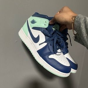 Air Jordan 1 Mid GS blue mint